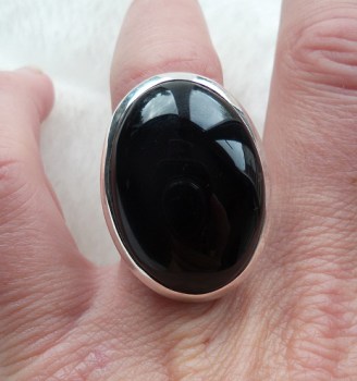 Zilveren ring gezet met cabochon zwarte Onyx maat 17 mm